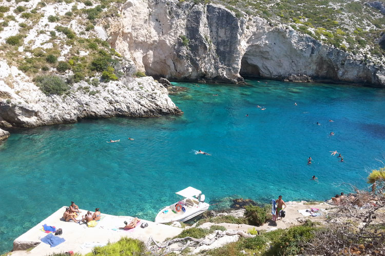 Η Παραλία Πόρτο Λιμνιώνας στην Ζάκυνθο με τα καταγάλανα νερά