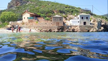 Τσακαίοι: Η ξεχωριστή παραλία της Εύβοιας