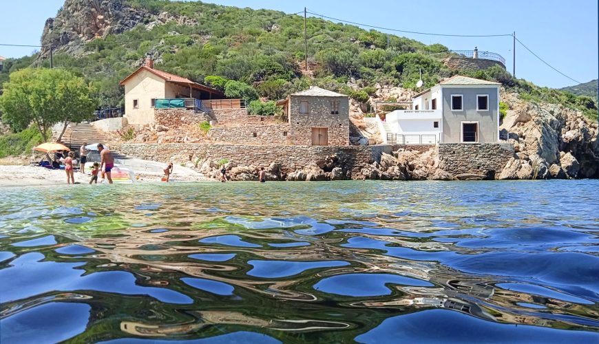 Τσακαίοι: Η ξεχωριστή παραλία της Εύβοιας