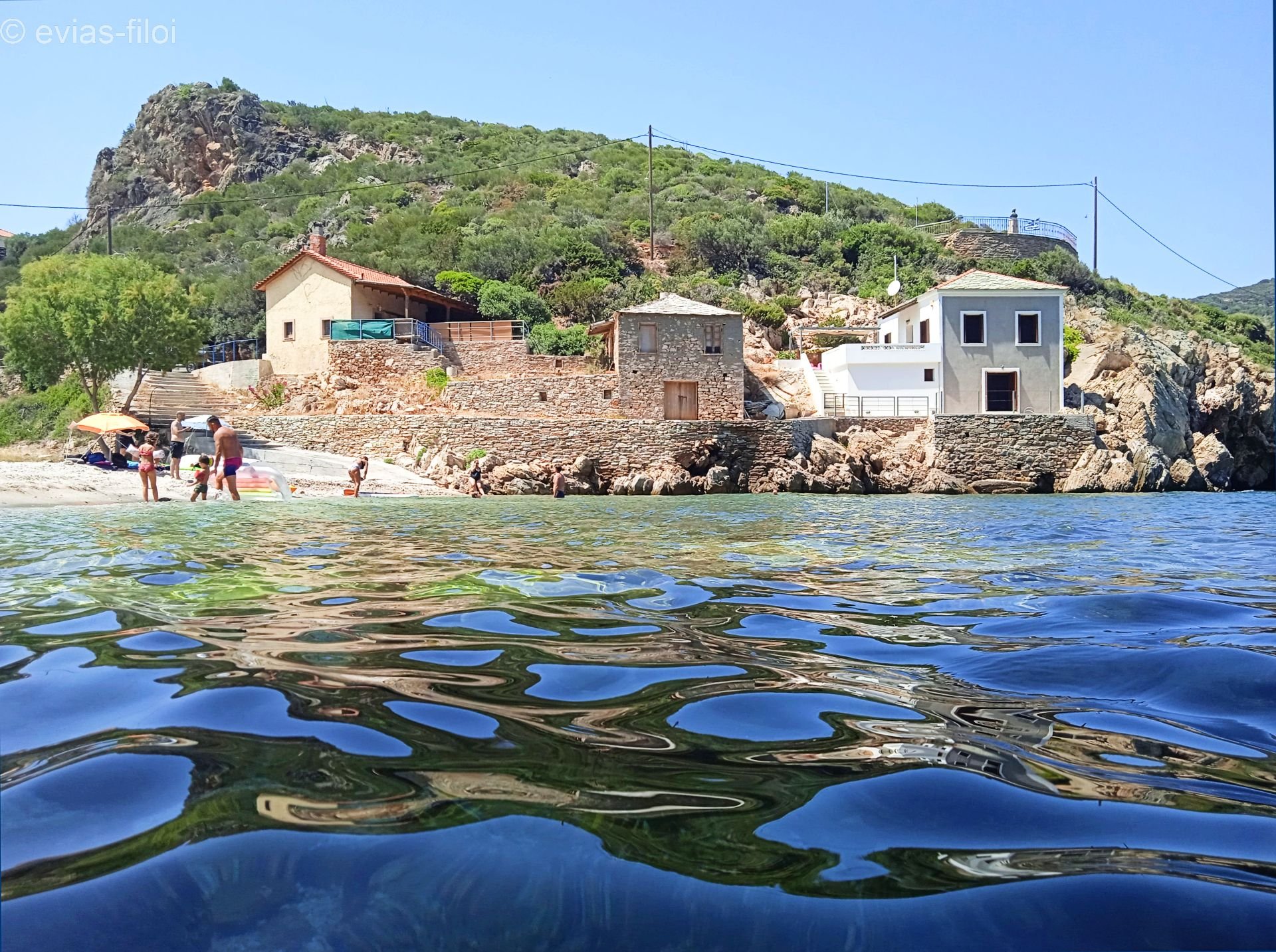 Τσακαίοι: Η ξεχωριστή παραλία της Εύβοιας