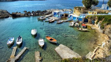 Μανδράκια Μήλου: Το ψαροχώρι με τα τιρκουάζ νερά