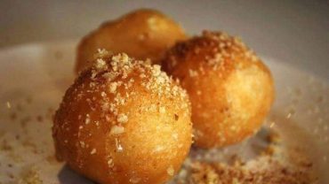 Σβίγγοι Πάτμου: Απολαύστε τους πεντανόστιμους λουκουμάδες του νησιού!