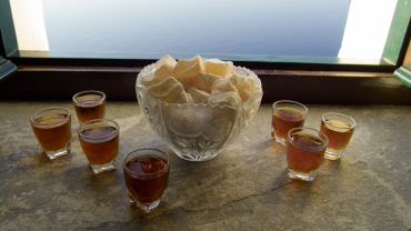 Ψημένη ρακή: Το λικέρ-κέρασμα των Αμοργιανών