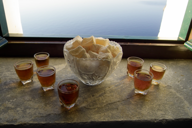 Ψημένη ρακή: Το λικέρ-κέρασμα των Αμοργιανών