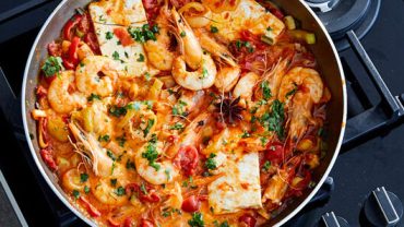 Δείτε πώς φτιάχνουν γαρίδες σαγανάκι στην Εύβοια