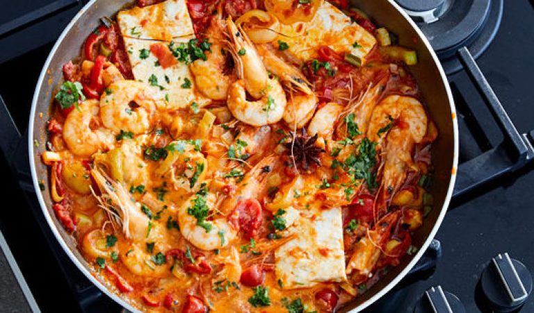 Δείτε πώς φτιάχνουν γαρίδες σαγανάκι στην Εύβοια