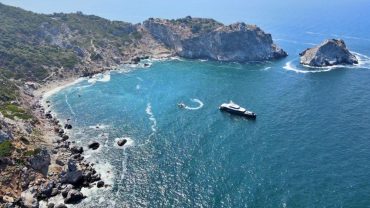 Κάστρο Σκιάθου: Η παραλία με τα καταγάλανα νερά