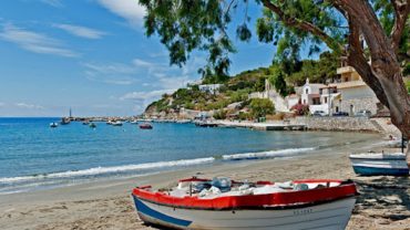 Κίνι Σύρου: Η παραλία με το «μαγικό» ηλιοβασίλεμα