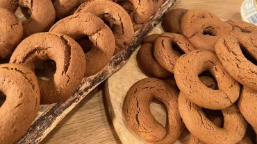 Δείτε πώς φτιάχνουν μουστοκούλουρα στην Κρήτη