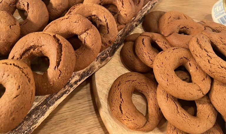 Δείτε πώς φτιάχνουν μουστοκούλουρα στην Κρήτη