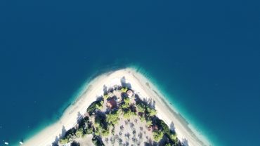 Παραμιλούν οι τουρίστες! 12 top παραλίες σε Αιγαίο και Ιόνιο (vid)