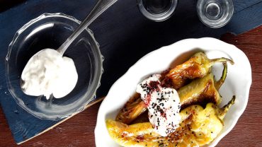 Πιπεριές τηγανιτές με γιαούρτι και σουμάκ: Από τη Θεσσαλονίκη… στο πιάτο σας!