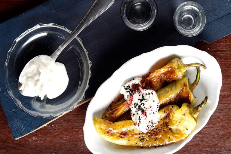 Πιπεριές τηγανιτές με γιαούρτι και σουμάκ: Από τη Θεσσαλονίκη… στο πιάτο σας!