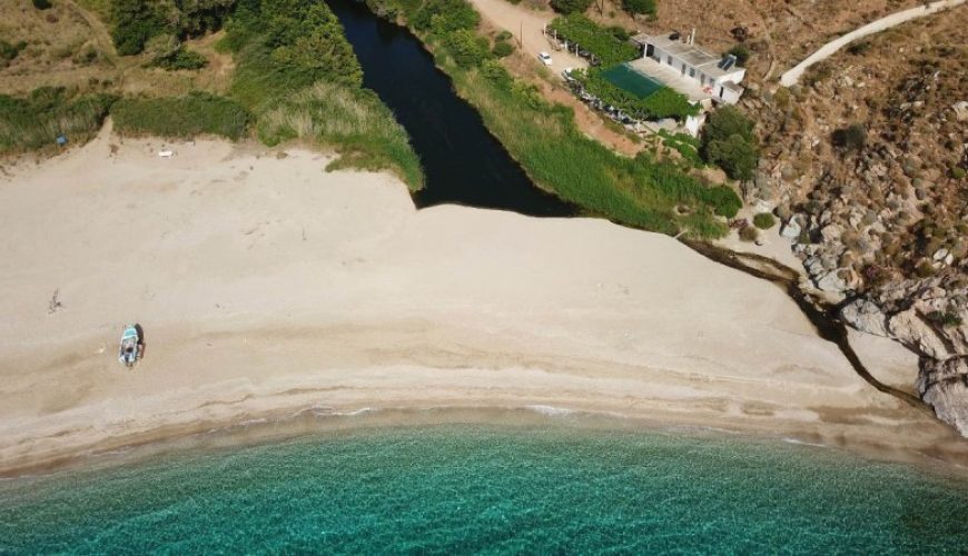 Η εξωτική παραλία Ποτάμι στην Εύβοια