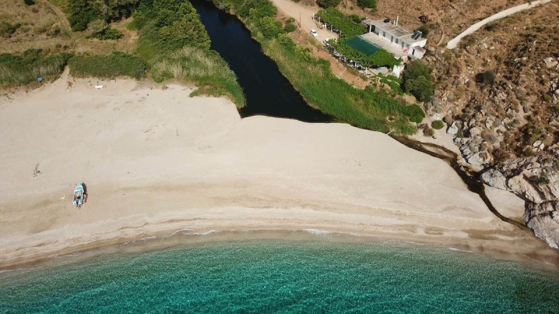 Η εξωτική παραλία Ποτάμι στην Εύβοια