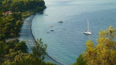 Ροβιές: Η δημοφιλής παραλία της Βόρειας Εύβοιας!