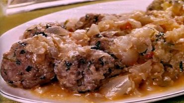 Σουτζουκάκια με σάλτσα κρεμμυδιού: Η πεντανόστιμη συνταγή της Νάουσας