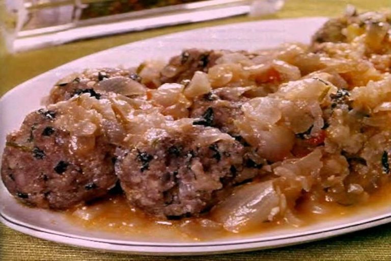 Σουτζουκάκια με σάλτσα κρεμμυδιού: Η πεντανόστιμη συνταγή της Νάουσας