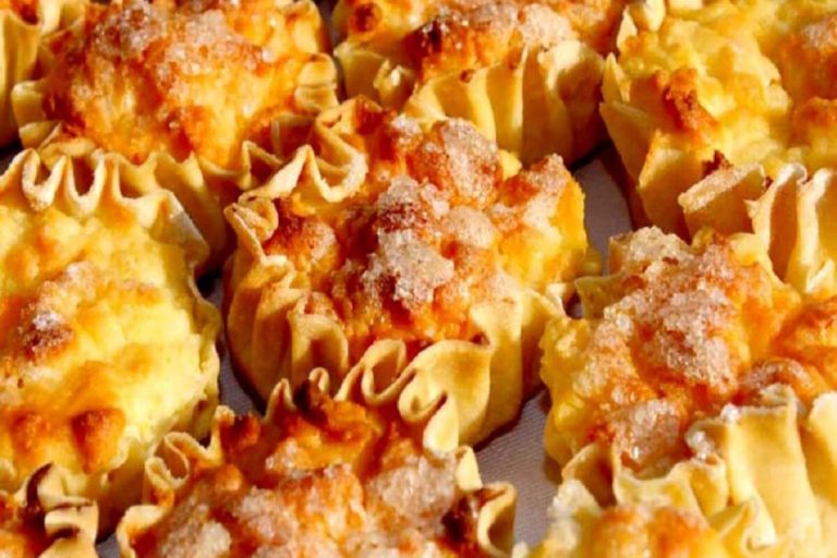 Τσιμπητές: Τα λαχταριστά τυροπιτάκια της Τήνου