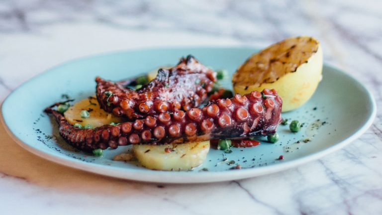 Χταπόδι κρασάτο όπως το φτιάχνουν στην Εύβοια!