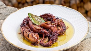 Χταπόδι κρασάτο και ξιδάτο: Από το βυθό της Εύβοιας… στο πιάτο σας!