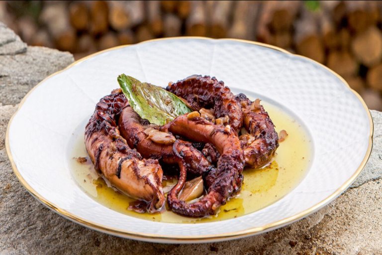 Χταπόδι κρασάτο και ξιδάτο: Από το βυθό της Εύβοιας… στο πιάτο σας!