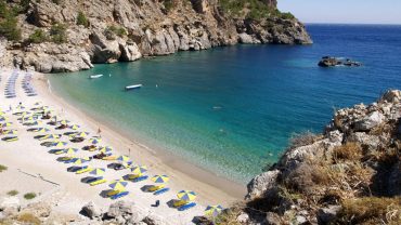 Αχάτα Καρπάθου: Η παραλία με το εντυπωσιακό θαλάσσιο σπήλαιο!