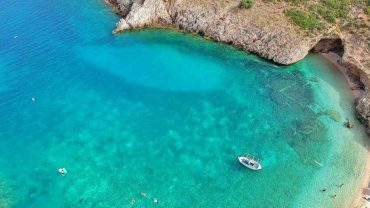 Αρμυρίχι Εύβοιας: Δείτε τον μαγευτικό καταγάλανο κόλπο