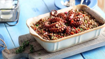 Φακές με χταπόδι και λαχανικά στη γάστρα: Η πεντανόστιμη συνταγή της Πάρου!