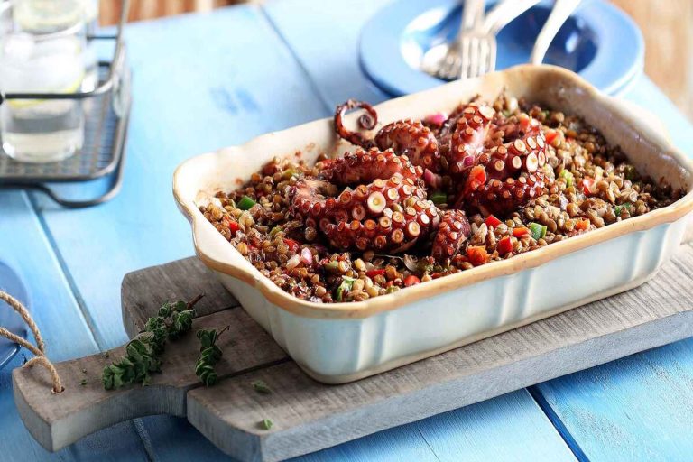 Φακές με χταπόδι και λαχανικά στη γάστρα: Η πεντανόστιμη συνταγή της Πάρου!