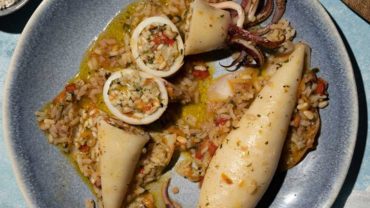 Δείτε την συνταγή για γεμιστά καλαμαράκια από τη Λέσβο