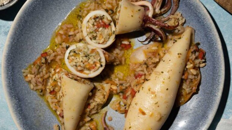 Δείτε την συνταγή για γεμιστά καλαμαράκια από τη Λέσβο