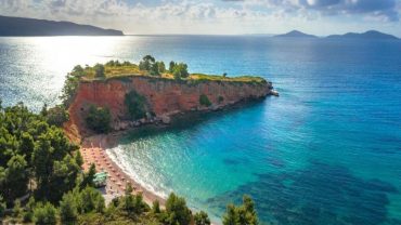 Κοκκινόκαστρο Αλοννήσου: Μια παραλία… παλέτα ζωγραφικής