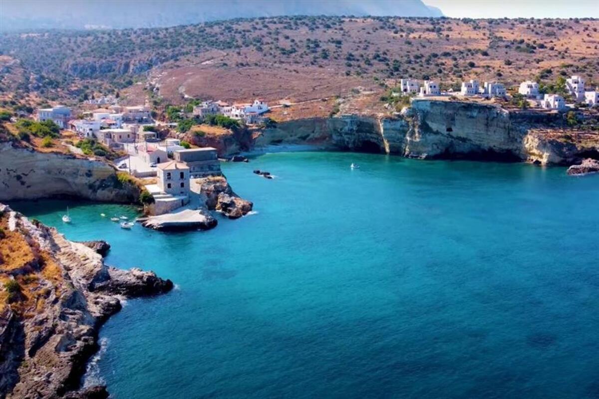 Μέζαπος: Το «θρυλικό» ψαροχώρι της λακωνικής Μάνης!