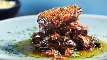 Μελιτζάνες σκορδοστούμπι: Η παραδοσιακή συνταγή της Ζακύνθου!