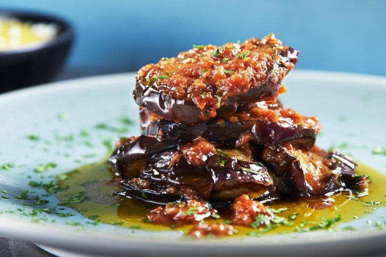 Μελιτζάνες σκορδοστούμπι: Η παραδοσιακή συνταγή της Ζακύνθου!