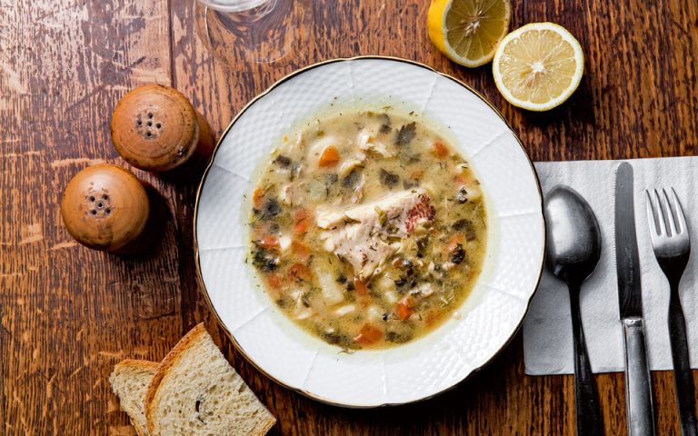 Δείτε πώς φτιάχνεται η ψαρόσουπα στην Κύμη!