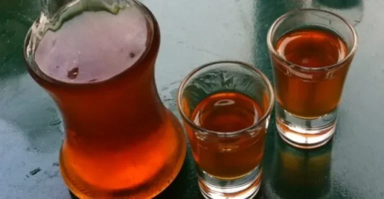 Πώς φτιάχνεται το ρακόμελο Κρήτης- Δείτε εδώ την συνταγή