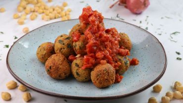 Ρεβυθοκεφτέδες με γλυκοπικάντικη σάλτσα σύκου από την Σίφνο!