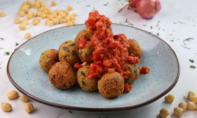 Ρεβυθοκεφτέδες με γλυκοπικάντικη σάλτσα σύκου από την Σίφνο!