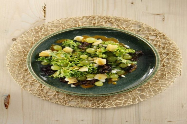 Σαλάτα με σταφύλι και μαστέλο Χίου: Απολαύστε τη δροσερή συνταγή