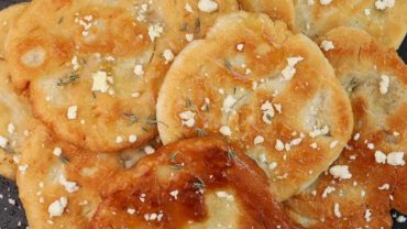 Πώς φτιάχνονται οι τραβηχτές πίτες Μάνης