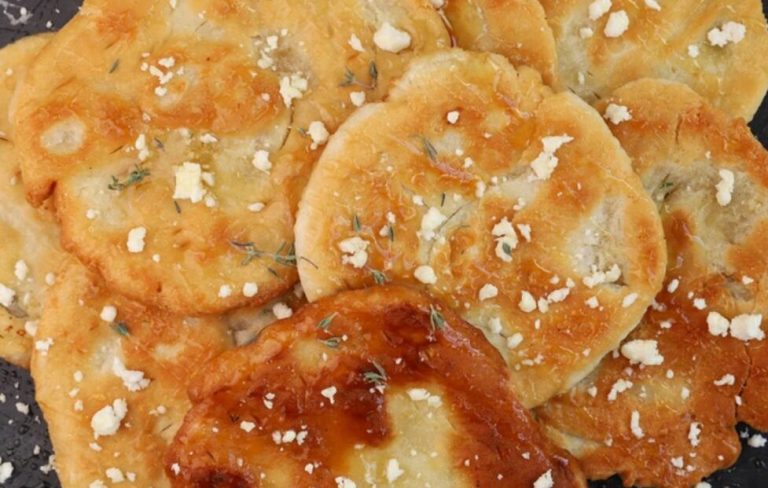 Πώς φτιάχνονται οι τραβηχτές πίτες Μάνης