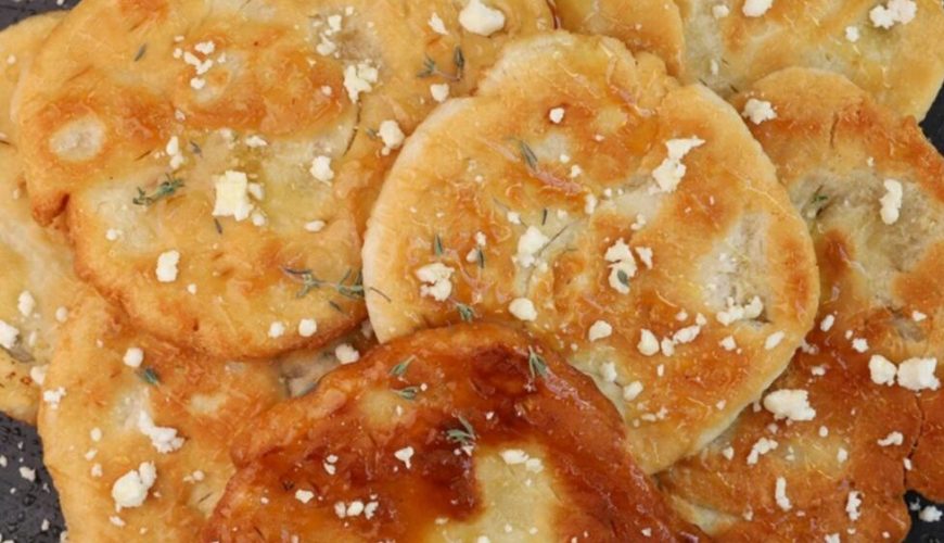Πώς φτιάχνονται οι τραβηχτές πίτες Μάνης