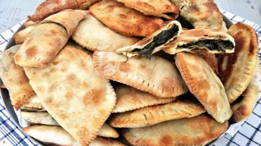 Φλαουνάκια: Τα λαχταριστά χορτοπιτάκια της Μήλου!