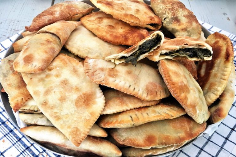 Φλαουνάκια: Τα λαχταριστά χορτοπιτάκια της Μήλου!