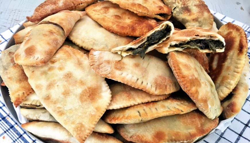 Φλαουνάκια: Τα λαχταριστά χορτοπιτάκια της Μήλου!