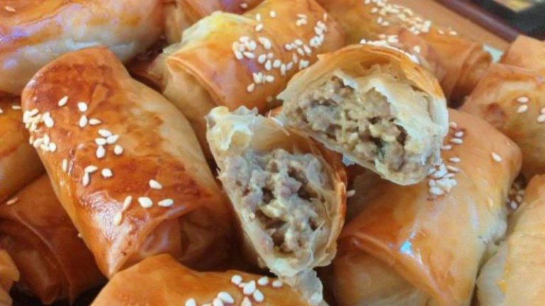 Μπουρεκάκια με μήλο και κιμά: Δείτε την ιδιαίτερη συνταγή από τη Σύρο