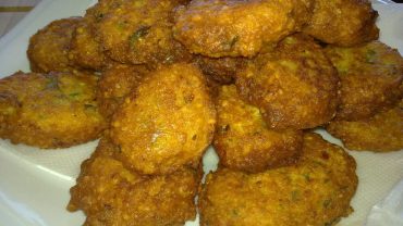 Ρεβυθοκεφτέδες Σάμου: Δείτε πως φτιάχνονται