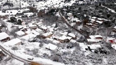 Σέτα: Το χωριό της Εύβοιας που κάθε χειμώνα «βουλιάζει» στο χιόνι